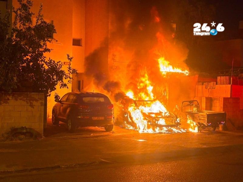 🇮🇱 רכב חשמלי עלה באש בפרדס חנה-כרכור. בשלב זה, לא דווח על נפגעים.