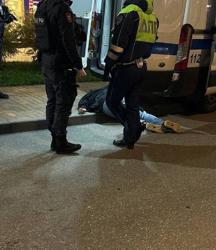 צרור שיכור הוציא את האוויר בצמיגים של ילדה מאחורי מקום חניה, וכשהמשטרה הגיעה, הוא העמיד פנים שיש לו התקף. ה…