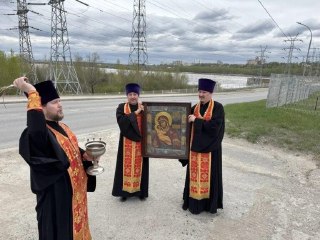 Границы Перми освятили с иконой после налета беспилотников. Митрополит Пермский и Кунгурский Мефодий объехал город с иконой Божией Матери «Пермская», сообщает Пермская митрополия. Там уточнили, что "святыни обносятся вокруг городов во время сложных историч