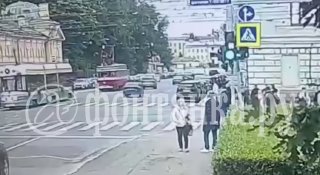В Питере автомобилист выехал на тротуар, сбил двух пешеходов и врезался в здание клиники военной травматологии и ортопедии на Боткинской, 13. Один из пешеходов госпитализирован в тяжёлом состоянии, второй отделался лёгкими травмами. Водитель доставлен в бо