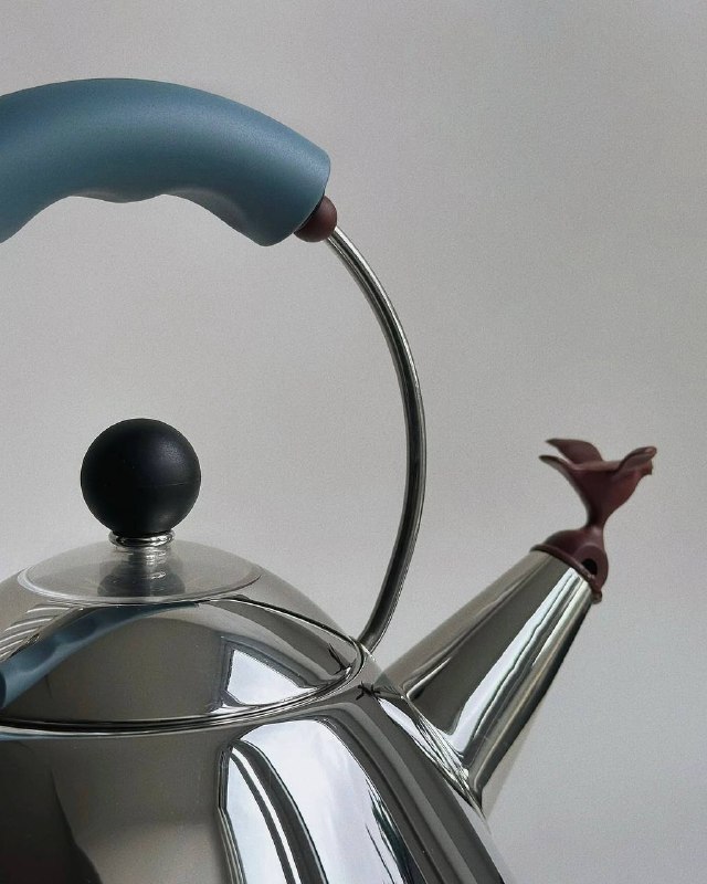 Прехорошенький девичий чайник для плиты Alessi со свистком-пташкой модель 9093 . Есть в объёме 1л и 2л, подходит даже для индукции. Вариантики uno ... - изображение 2 - прехорошенький, девичий, чайник