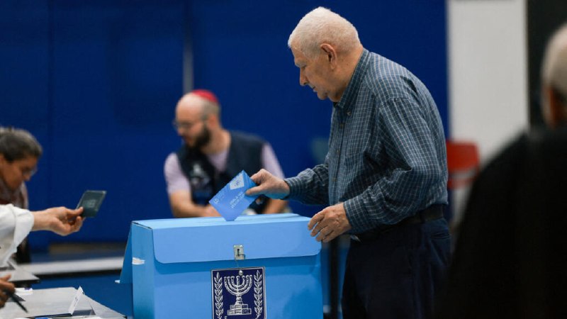 ישראלים הולכים לקלפי כדי להצביע בבחירות המכריעות לעתידו הפוליטי של נתניהו