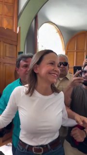 🇻🇪 תומכים ומשפחה מברכים את מנהיגת האופוזיציה בוונצואלה מריה קורינה מצ'אדו הביתה לאחר 10 חודשים בגלות