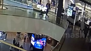 Школьница упала со второго этажа в московском ТЦ "Саларис". Подросток разбежалась, прыгнула через перила и приземлилась на первый этаж. Осторожно, жесткое видео!Пострадавшую госпитализировали с травмами.❗ Не грузятся фото и видео? Читайте нас в MAX