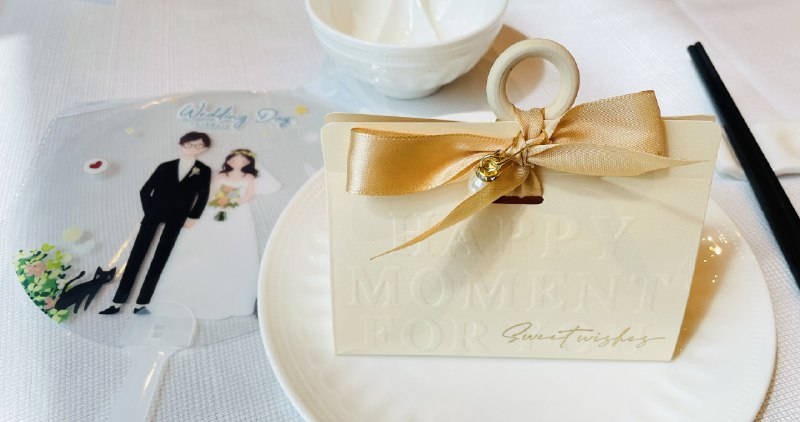 Midjourney在现实生活里的实践🤣做了 婚礼迎宾立牌和小扇子感谢AI 造福手残交互🥲(虽然还是较耗时(调细节)共花了快5小时，而且那时候还木有高清放大，打印店让我重做，还用了topaz，笑鼠#AI的神奇用法Midjourney在现实生活里的实践🤣做了 婚礼迎宾立牌和小扇子感谢AI 造福手残交互🥲(虽然还是较耗时(调细节)共花了快5小时，而且那时候还木有高清放大，打印店让我重做，还用了topaz，笑鼠#AI的神奇用法