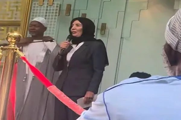 پایگاه خبری حاجت: دفاع فرماندار نیویورک از تصمیم خود برای پوشیدن حجاب🔹«کَتی هوکول»، فرماندار دموکرات نیویورک از تصمیم خود برای پوشیدن حجاب