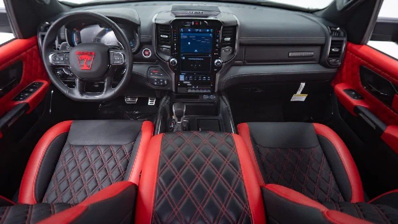 В США выставили на продажу шестиколёсный Ram 1500 Juggernault 6×6 от SoFlo Customs. 3