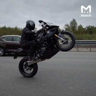 Водитель мотоцикла, который насмерть сбил блогера Ксению Добромилову, — 32-летний Максим З. У него ушибы рук и плеча и растяжение связок голеностопа. Байкер отказался от госпитализации. Его задержали.После столкновения мужчина вылетел на проезжую часть и п