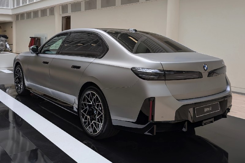 Frozen Space Silver на i7 M Sport — это как костюм от Brioni на баварце: дорого,