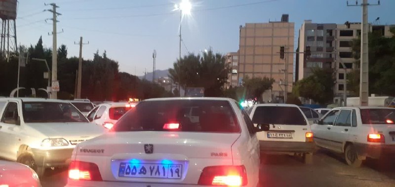 کانال خبری آوای زاگرس: 🔺🚨اختلال گسترده در تردد شهروندان بر اثر خاموشی چراغهای راهنمایی و رانندگی🔹چراغهای راهنمایی و رانندگی در چهارراه فرهنگی