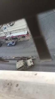 כוחות צה"ל פורצים את המנעולים של חנויות הנהיגה של אל-אוואל.