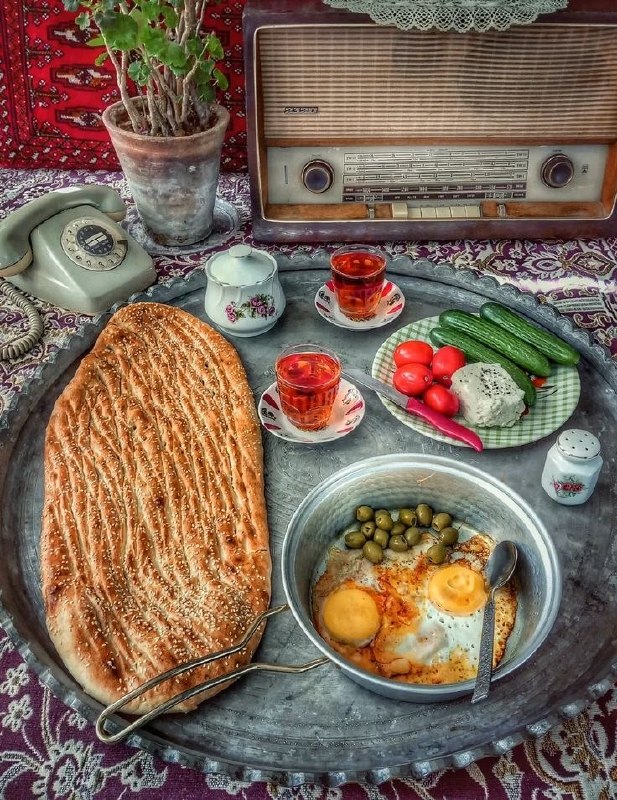 بـــانــــــوانه👸: گاهی باید یک دایره بکشی و بنشینی درونش. بگذار به حال خودش زندگی را، و هیاهوی آدم ها را... بنشین کنار سکوتت و یک فنجان چا