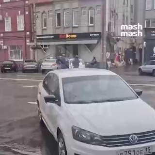 Вооружённый ножом мужчина напал на сотрудницу букмекерской конторы на улице Кирова во Владикавказе.По данным Mash, он проиграл крупную сумму денег и пришёл в заведение с требованиями, чтобы ему всё вернули. Вскоре психанул и накинулся на женщину — она успе