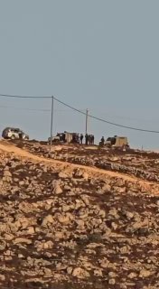 בשמירה על ידי חיילי הכיבוש, מתנחלים מסתערים על הר בין העיירות אל-מזרעא אל-שרקייה וסינג'יל, מצפון לרמאללה.