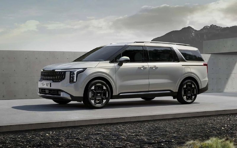 Kia рассекретила дизайн обновленного Carnival. На южнокорейском рынке автомобиль поступит в продажу 