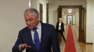 В Крыму полностью прекратили отпуск топлива для жителей полуостроваТопливо будет опускаться только госслужбам, сообщил Аксенов.«Сегодня, 21 июня, с 9:00 на крымских АЗС прекращен отпуск топлива как за наличный и безналичный расчет, так и по талонам для физ