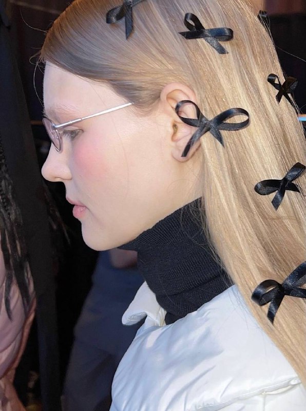 Бантики в волосах на вчерашнем показе Sandy Liang 🫶🏼Бантики в волосах на вчерашнем показе Sandy Liang 🫶🏼