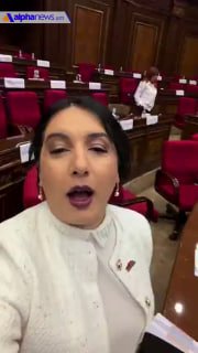 צירים ממפלגת השלטון והאופוזיציה ממשיכים בעימותים במסדרון בניין הפרלמנט הארמני.