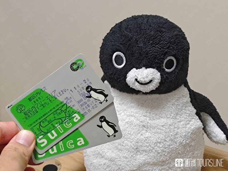 #通行线·日本铁道#【陪伴25载，Suica的企鹅将于2026年「毕业」】11月11日，JR东日本宣布，自2001年Suica服务启动以来就陪伴着大家的吉祥物——Suica的企鹅，将在Suica诞生25周年之际的2026年度末「毕业」，结束作为品牌代言形象的生涯。对于经常往来日本或熟悉日本公共交通的朋友们来说，这只设计简洁、表情呆萌的企鹅早已超越了一个简单的支付标识。它出现在卡面上、闸机上、海报上，甚至各种联名周边上，成为了日本交通文化中一个亲切而温暖的符号，见证了无数人的日常通勤与旅途。Suica企鹅的形