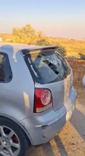 השפעות תקיפת מתנחלים על רכב פלסטיני באזור המזרחי של העיירה בית פוריק, מזרחית לשכם.