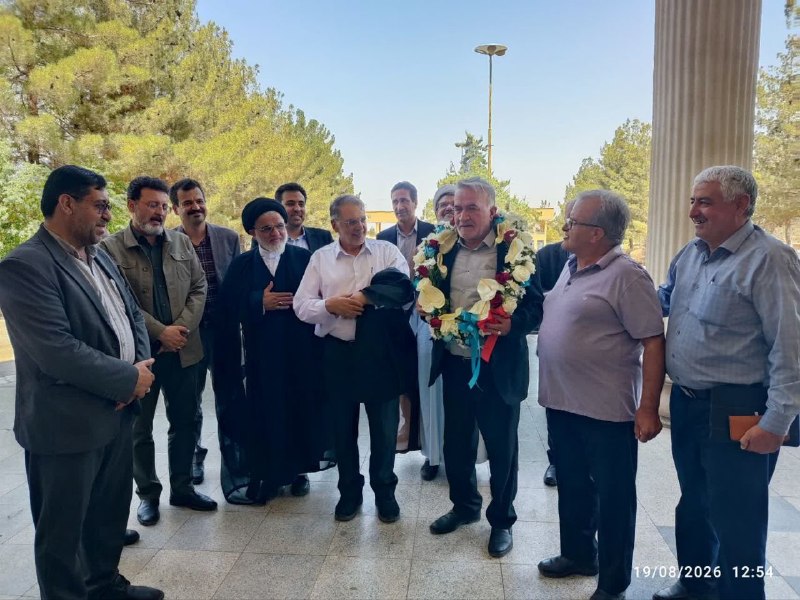 کانال خبری نطنز: 📍یک تاج گل و یک روایت؛ پشت این عکس چه گذشت؟ 🔹روایتی که منتشر شد، همه ماجرا نبود! شب گذشته تصویری در رسانه دکتر حسین عبدل