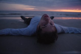 2 апреля в прокат выходит «Космос засыпает» — драма взросления с Марком Эйдельштейном. Зумеры штурмовали кинотеатр в день премьеры — «Октябрь» давно такого не виделПаша Ветров вынужден бросить престижный вуз и ехать домой в заполярный поселок Шойна, дома к