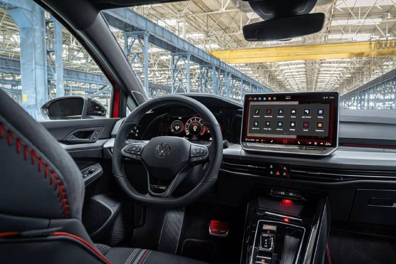 Volkswagen отметил 50-летие модели GTI выпуском юбилейной версии — Golf GTI Edition 50. 4