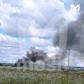 Военный самолёт Су-57 упал возле подмосковного села Луцино во время тренировочного полёта. Лётчик до последнего уводил судно от жилых построек. Затем он сумел катапультироваться. ❗ Не грузятся фото и видео? Читайте нас в MAX
