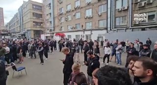 Крупнейшие за 14 лет обыски идут на московской "Горбушке". Предварительно, они связаны с делом о нелегальных криптообменниках.  По данным Mash, силовики работают на территории рынка примерно с 7 вечера. Сначала проверяли криптообменники, затем перешли к об