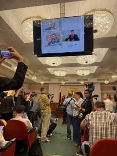 «Родина» обвинила «Яблоко» в нарушении авторских прав в том числе из-за цитирования фраз «Пусть всегда будет солнце, пусть всегда будет мама» и «Лишь бы не было войны» без указания источника, следует из трансляции Верховного суда.  В качестве доказательств