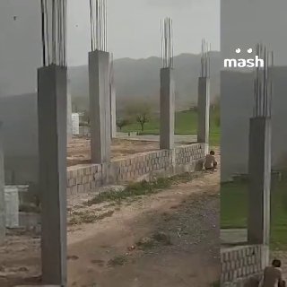 Видео дня: иранский фермер из ружья пытается сбить американский спасательный вертолет HH-60G Pave Hawk в небе над городом Ясидж.Вертолёт — часть поисково-спасательной службы, отправленной на поиски экипажа истребителя F-15E Strike Eagle ВВС США, сбитого ра