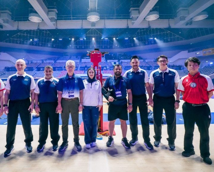 دنیای توپ و تور: 🏐 مریم ( سارا ) حسابی ناظرفنی کنفدراسیون آسیا در مسابقات والیبال قهرمانی مردان آسیا ، او به عنوان رئیس کمیته مسابقات کاو