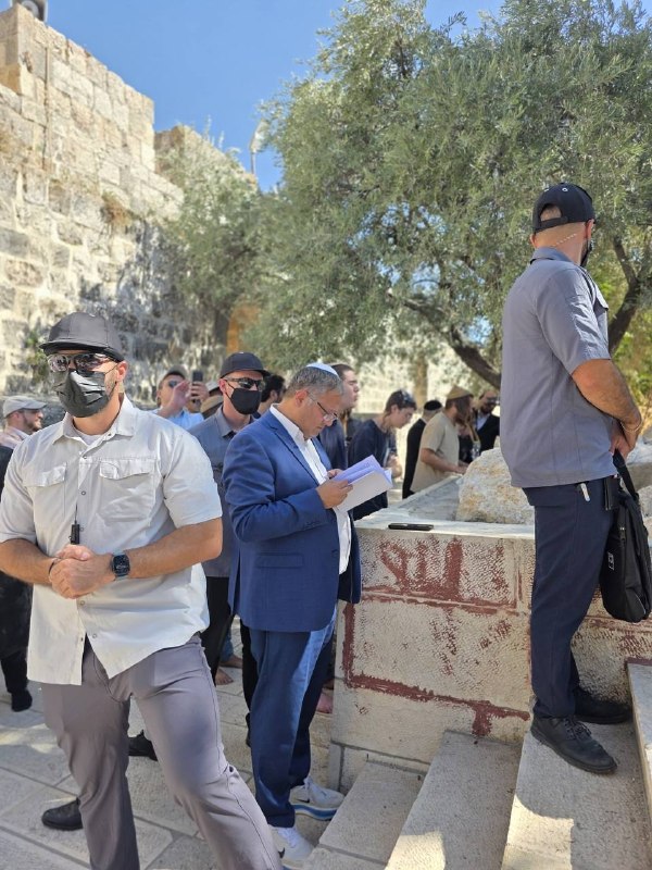 The minister of the occupation government, Itamar Ben Gabir, storms the al-Aqsa mosque and holds ceremonies in the Bab al-Rahma area.