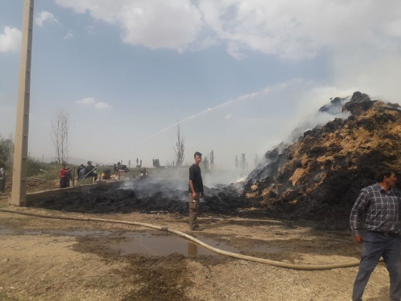 کانال همدانی سیزان: ˢᵃʸᶻᵃⁿ🔥مهار حریق گسترده دپوی علوفه در روستای امزاجرد با تلاش ۵ ساعته آتش‌نشانان همدانبعدازظهر امروز یکم شهریورماه، در پی