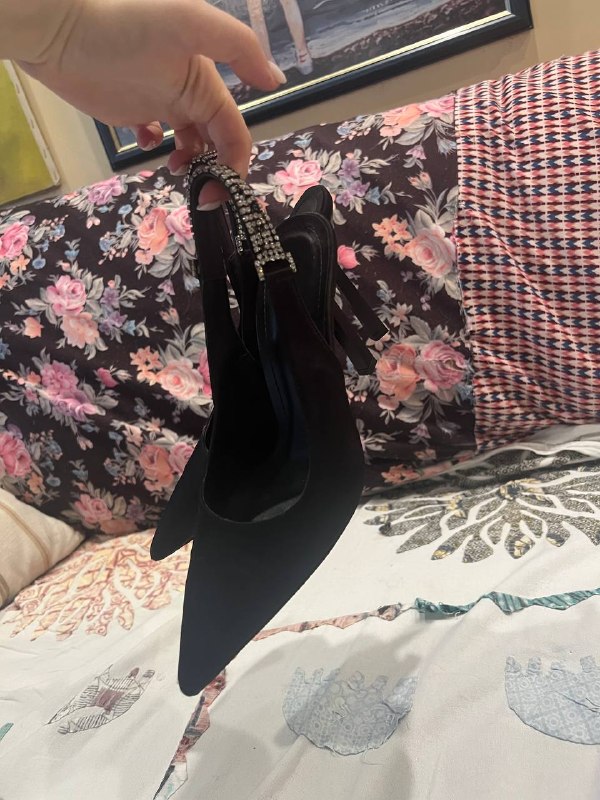 1. Туфельки на небольшом каблуке за 50 лари, использовались всего один раз. Размер 37, атласная пове