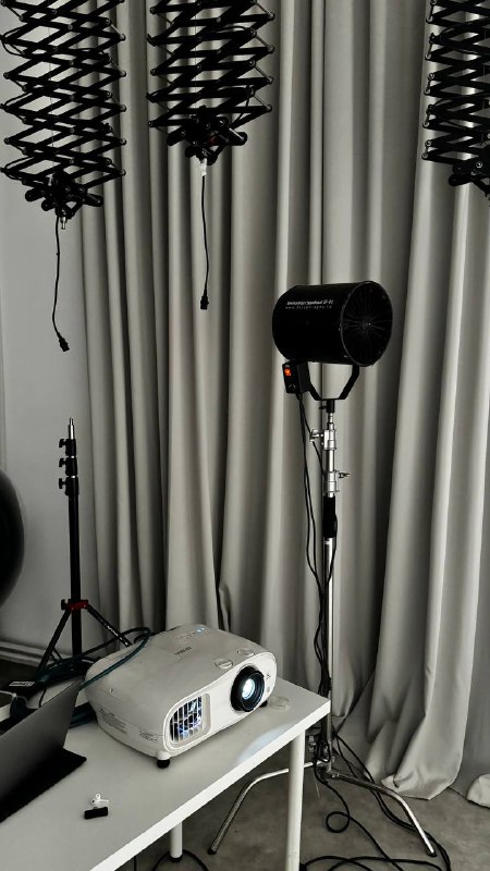 Гайз, у меня для вас крутая новость! Скоро я открываю запись на новый поток онлайн-курса для hair-стилистов 🖤За первым потоком стояло много волнений, переживаний, тревоги: как-никак это было мое первое обучение, где я передавала свои знания системно, и на мне была ответственность за профессиональный рост нескольких десятков мастеров.Делать укладки и прически клиентам на протяжении 9 лет — это одно, а учить этому в формате онлайн — совсем другое. Но результат превзошел все ожидания.Мои ученики за эти несколько месяцев сделали огромный шаг вперед в профессиональном плане: кто-то научился прическам с нуля, кто-то прокачал имеющиеся навыки. Ребята начали вести соцсети, участвовать в съемках, больше зарабатывать ❤️‍🔥Время летит невероятно быстро, и вот уже подходит время старта 2 потока. Для тех, кто хотел попасть, записывайте дату:▪️24 сентября, вторник — открываю регистрацию на 2 поток онлайн-курса для hair-стилистов!Мест, как и в прошлый раз, будет немного, потому что я лично курирую обучение. Часть из них уже занята: некоторые записались еще на старте первого потока. Так что, кто хочет, лучше сразу, во вторник, заполняйте анкету.Буду рада видеть вас на обучении ✌🏻Гайз, у меня для вас крутая новость! Скоро я открываю запись на новый поток онлайн-курса для hair-стилистов 🖤За первым потоком стояло много волнений, переживаний, тревоги: как-никак это было мое первое обучение, где я передавала свои знания системно, и на мне была ответственность за профессиональный рост нескольких десятков мастеров.Делать укладки и прически клиентам на протяжении 9 лет — это одно, а учить этому в формате онлайн — совсем другое. Но результат превзошел все ожидания.Мои ученики за эти несколько месяцев сделали огромный шаг вперед в профессиональном плане: кто-то научился прическам с нуля, кто-то прокачал имеющиеся навыки. Ребята начали вести соцсети, участвовать в съемках, больше зарабатывать ❤️‍🔥Время летит невероятно быстро, и вот уже подходит время старта 2 потока. Для тех, кто хотел попасть, записывайте дату:▪️24 сентября, вторник — открываю регистрацию на 2 поток онлайн-курса для hair-стилистов!Мест, как и в прошлый раз, будет немного, потому что я лично курирую обучение. Часть из них уже занята: некоторые записались еще на старте первого потока. Так что, кто хочет, лучше сразу, во вторник, заполняйте анкету.Буду рада видеть вас на обучении ✌🏻