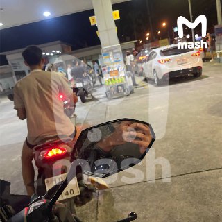 Огромные пробки на заправках в Таиланде — несмотря на вмешательство правительства и фиксацию цен, местные и приезжие продолжают стоять по полтора часа на острове Самуи, чтобы залить топливо.Российские туристы рассказали нам: затор из 30+ авто и мопедов зас