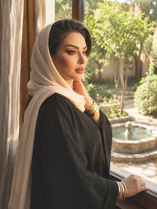 نوای مستانه● مطالب عرفانی ادبی هنری اقتصادی: از خواببا مشتی عطر بیدار میشوم؛چند برگ سبزکه انگار شببرای صبح من جا گذاشته است.پنجره را باز میکنم،هوا آرام وارد اتاق