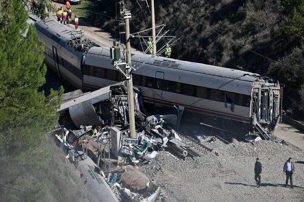 10 הרוגים לאחר ששתי רכבות מהירות התנגשו בספרד לפחות 10 בני אדם נהרגו בהתנגשות שתי רכבות מהירות בקו הרכבת המ…