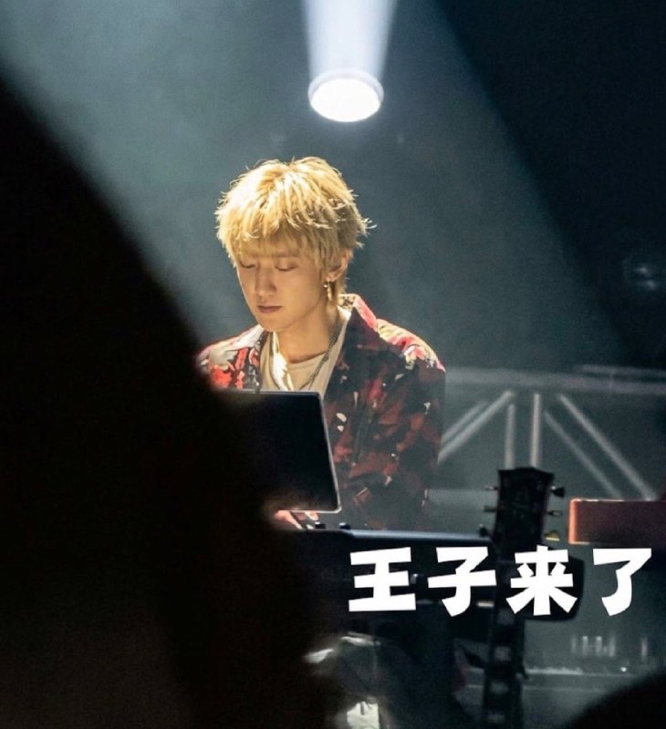 To Yeolie | CHANYEOL 『旅』: ㆐ ִ ׄ🎤 ࣪˳ #The_Route 261014لحظه‌ای که خودش وسط اجرا متوجه شد چه قدر خوبه. عاشق وقتاییم که دقیقا می‌دونه چی کار داره‌می‌ک