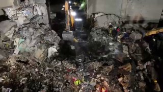 Число погибших в результате обрушения части жилого дома в Дарницком районе Киева увеличилось до 24, среди них трое детей, сообщает ГСЧС Украины.  Зеленский в вечернем обращении заявил, что «мы тщательно устанавливаем, какое именно оружие — какие ракеты и б