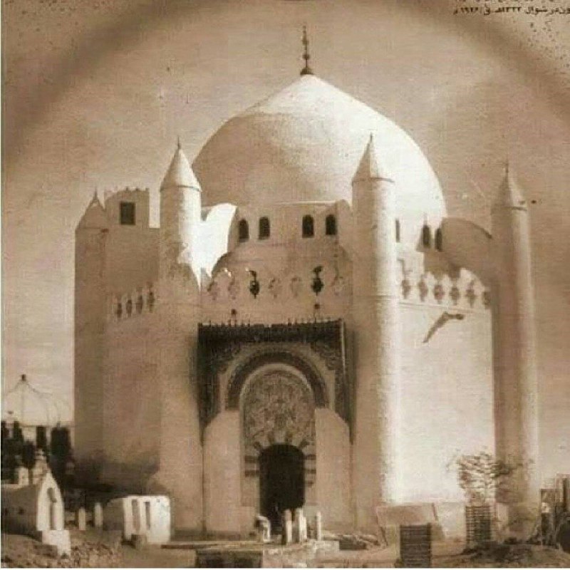 جهان باستان: مزار ائمه بقیع در مدینه قبل از تخریب توسط وهابیون سال ۱۹۲۶ میلادی@ancientworld1 ™