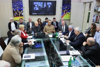 Больше 1000 спортивных залов по всей стране оснастят новым инвентарём и экипировкой до конца 2026 года. Об этом заявили на первом заседании исполкома Федерации спортивной борьбы России после назначения Умара Кремлёва председателем попечительского совета ор