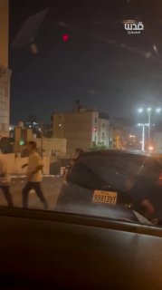 צלף של צה"ל מכוון בכוונה קרן לייזר לעבר כלי רכב ובו צוות עיתונות הנושא תגים מיוחדים בעיר חברון שבגדה המערבית .