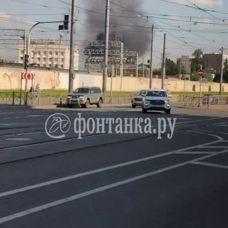 В Петербурге начался пожар в районе машиностроительного завода «Арсенал», сообщает «Фонтанка».По предварительным данным, в ангаре с химическими реагентами произошел взрыв.