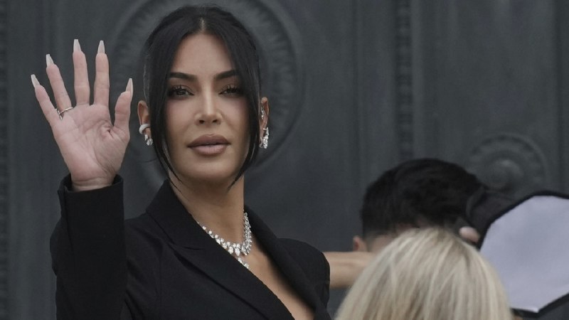 With tears and defiance, Kim Kardashian faces the men accused of robbing her in Paris