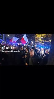 קטטות לילה ליד בית הדין החוקתי בפולין לאחר ששופטים התומכים בראש הממשלה הנוכחי טוסק תפסו את בניין בית הדין ב…