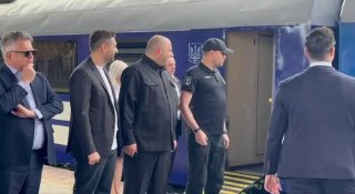 Американские американцы Уиткофф и Кушнер встретились с Зеленским в КиевеПоезд, на котором Уиткофф и Кушнер приехали в Киеве, на табло вокзала назван «экспрессом мира». Как долго они пробудут в украинской столице, не сообщается.Напомним, что вчера дед встре