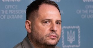 Андрей Ермак написал заявление об отставке с поста главы Офиса президента Украины.«Что касается нового руководителя Офиса президента Украины, завтра я проведу консультации с теми, кто может возглавить эту институцию», — сообщил Зеленский.Утром у Ермака про