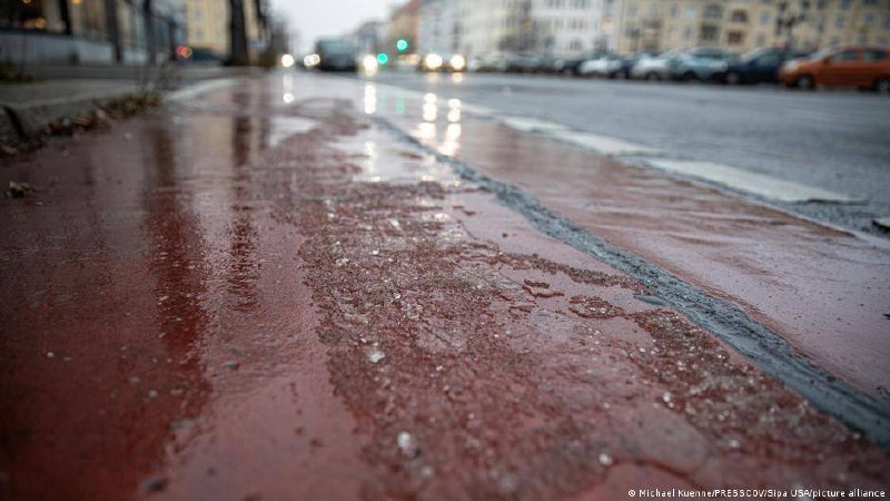 Сотни переломов: клиники Берлина переполнены из-за гололедицыСтолицу Германии с вечера 26 декабря сковало льдом. Последствия печальные: несколько сотен человек получили переломы, поскользнувшись на льду. Как минимум в четырех столичных больницах отделения 